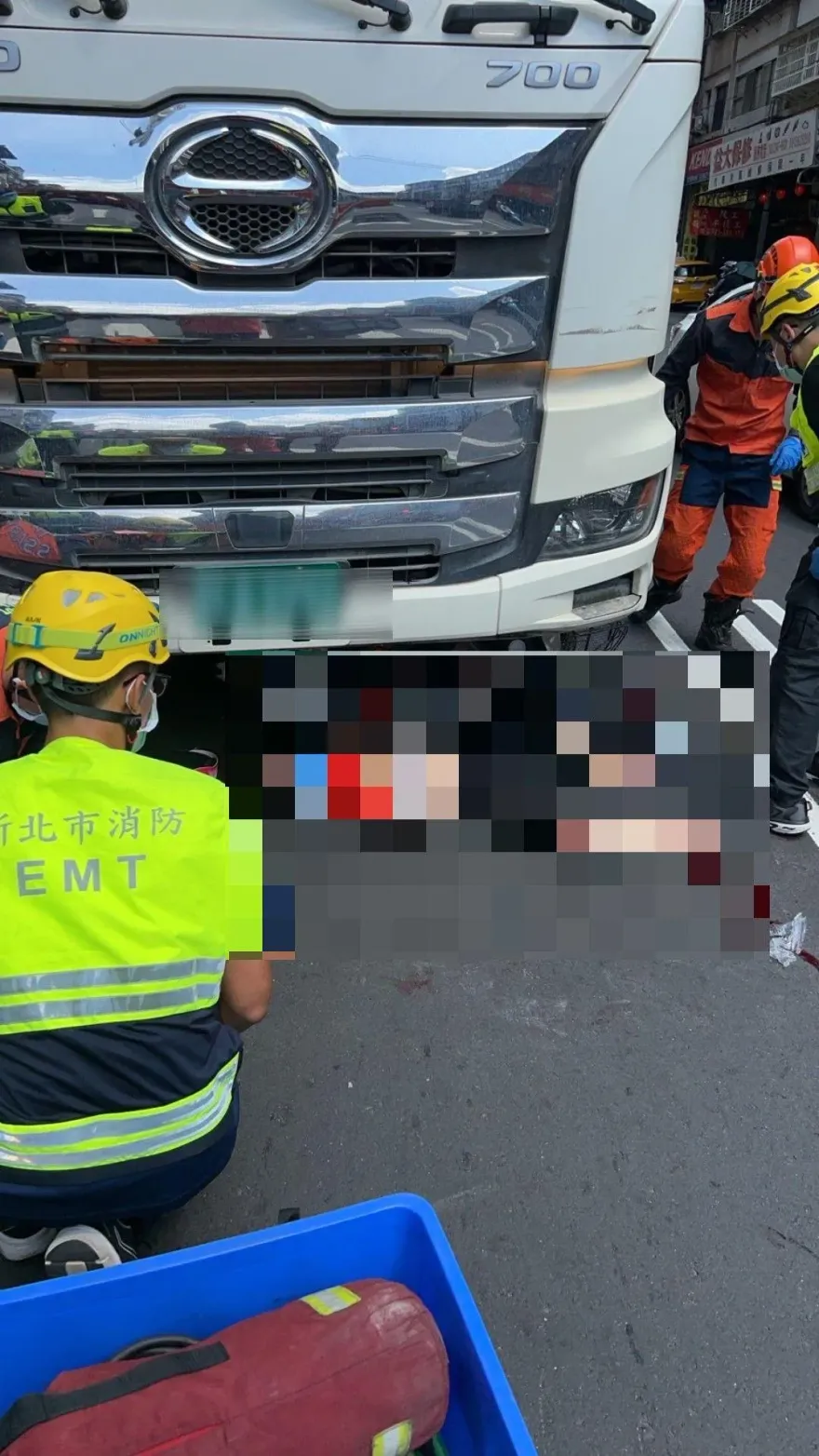 快訊/新店7旬婦騎機車擦撞水泥預拌車！連人帶車捲車底遭輾　命危送醫搶救
