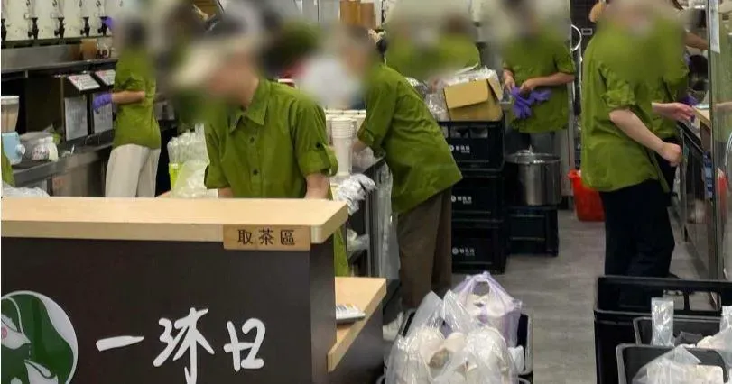 手搖飲店「擠滿14人上班」畫面曝！　前員工：還沒開就有人在排隊