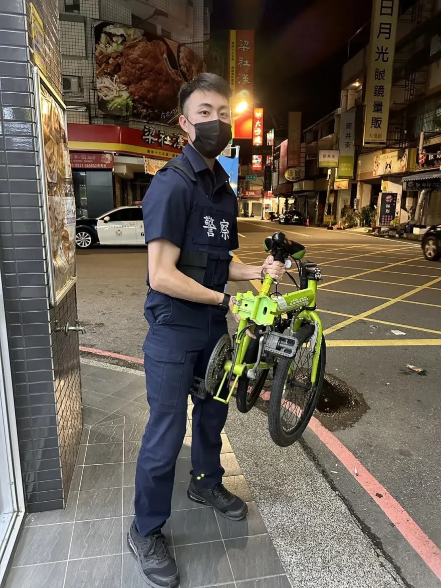 深夜11點獨坐超商不敢回家！台中女童因「功課沒寫完」啜泣　暖警開解助返家