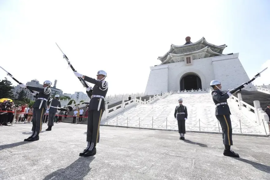 中正紀念堂儀隊戶外操演挨轟酷刑！林楚茵竟扯國民黨造謠　樊啓明一句話電爆