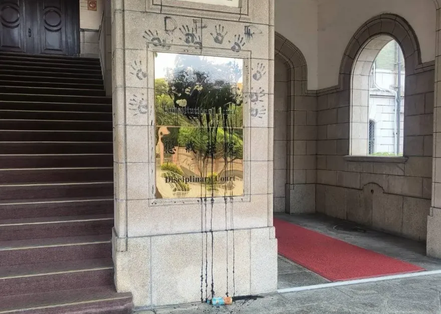 快訊/司法院大門遭潑黑漆蓋黑手印　中正一警：鎖定嫌犯追緝中