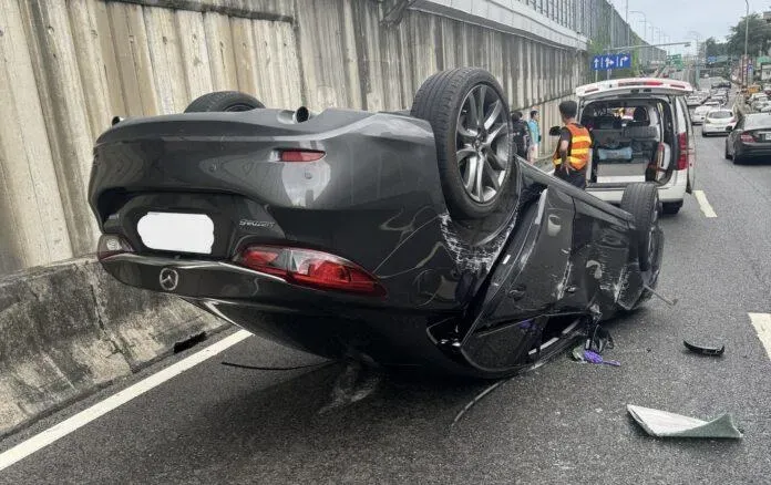 快訊/2車嚴重追撞！國一高雄九如段1車「烏龜翻」　1男童傷勢不明送醫
