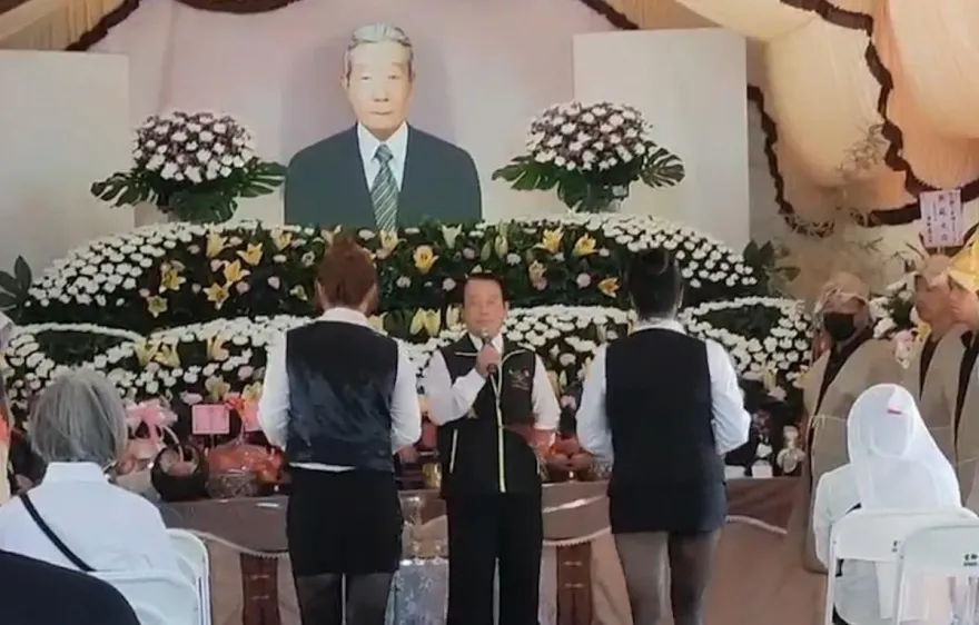 影/工程界「十一哥」告別式！家屬安排怪手送行　辣妹穿泳裝勁歌熱舞