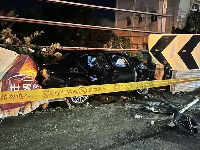 快訊/高雄凌晨轎車高速自撞號誌桿　2人重傷「越女不治」