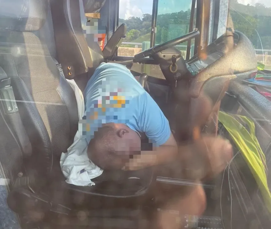 快訊/國3北上137K苗栗西湖段「遊覽車猛撞護欄」！駕駛昏迷座位上送醫不治