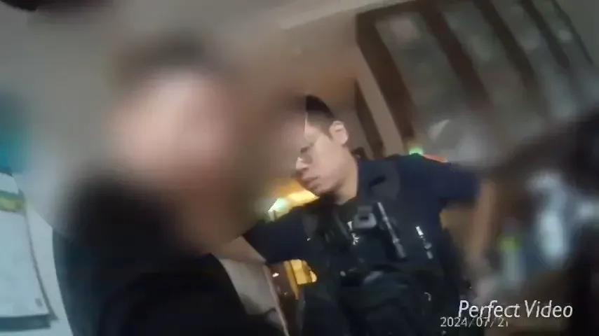 快訊/疑女友被家人嫌「刀捅母姊」　中和20歲男上銬直擊！