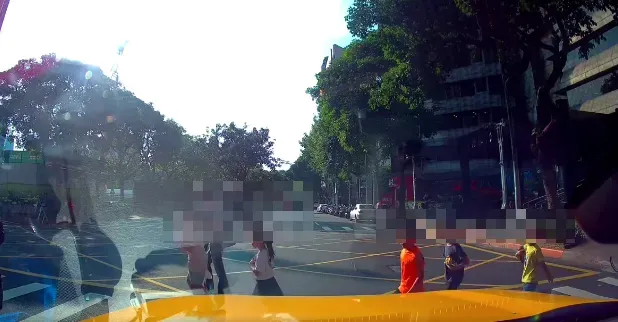 影/台北4娃突衝出馬路！運將按喇叭「不要跑」被嗆：叭什麼東西啦