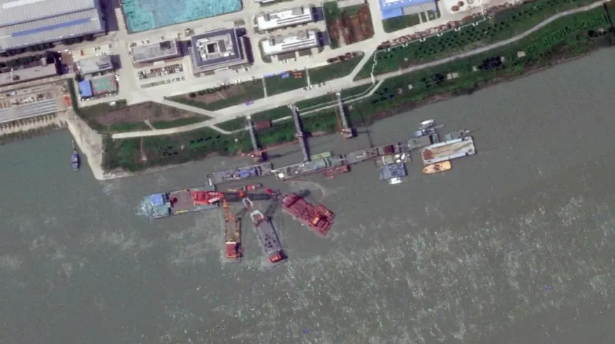 陸039型潛艦出事了？衛星照曝「4艘起重駁船」現蹤武昌造船廠