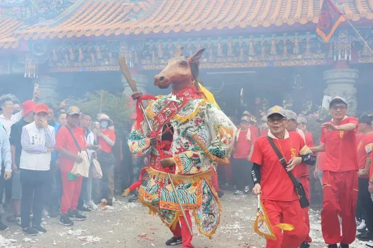影/南投城隍爺生日「七爺、八爺」夜送平安餅　鋼管妹隨車遶境