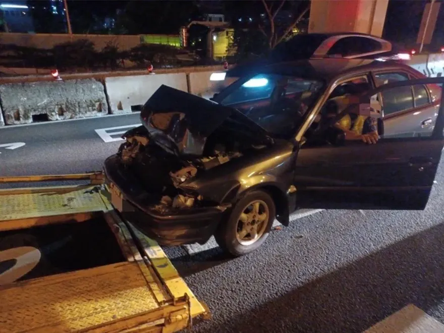 快訊/重大車禍！國道1號北上33.8K驚傳「車頭撞掀」　駕駛、乘客傷勢曝