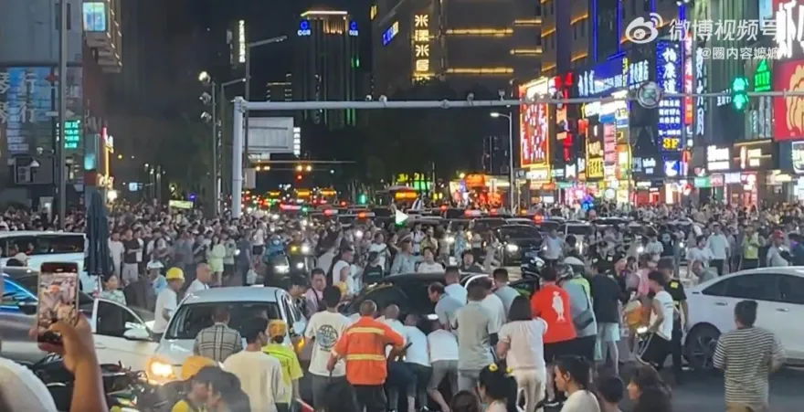 如保齡球瓶被撞倒！湖南轎車失速衝入鬧區　「被捲入車底」多人受傷