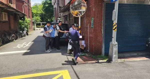 快訊/內湖50歲男中暑癱軟倒地「意識不清」　遇巡邏警救命