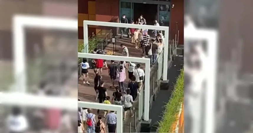 台中LaLaport「攝狼」出沒！46歲男偷拍腿照　遭3民眾壓制畫面曝