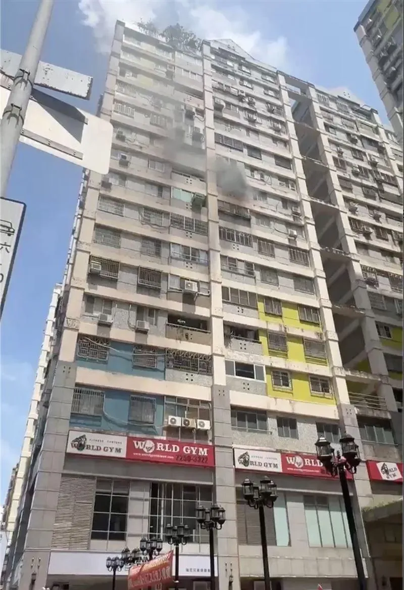快訊/台中大樓驚傳火警！10樓陽台竄濃黑煙　竟是居民燒雜物