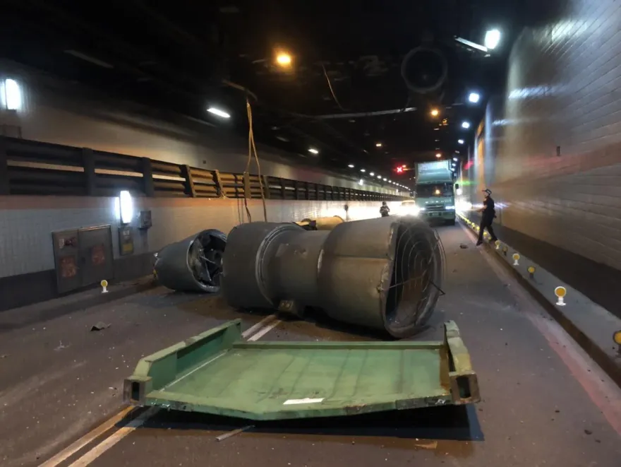 快訊/高雄過港隧道「鼓風機」遭撞墜地　紫爆回堵到碼頭