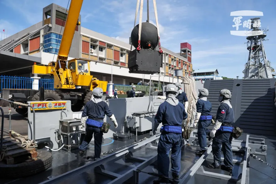 漢光40號首日　海軍演練布雷艦艇裝載布放
