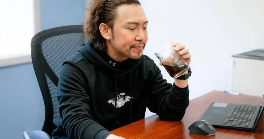 機長詹姆士遭控性侵「合體直播被翻出」　前女友驚吐1句話…疑是求救訊號