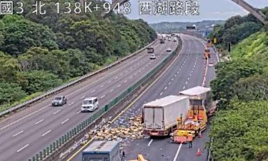 快訊/暫時全線封閉！國3北上138k「大型聯結車貨物散滿車道」