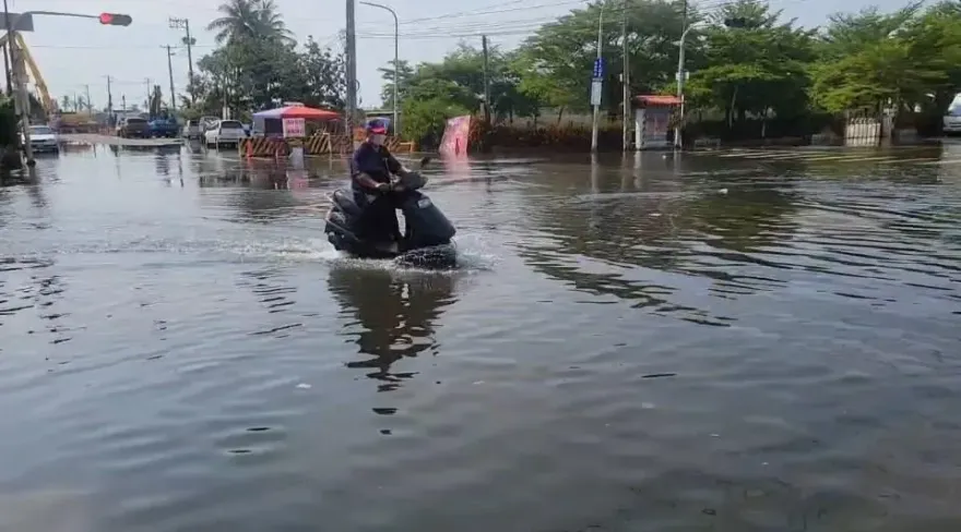 影/台灣水都！東港、旗津「海水倒灌」淹水第4天　居民苦不堪言