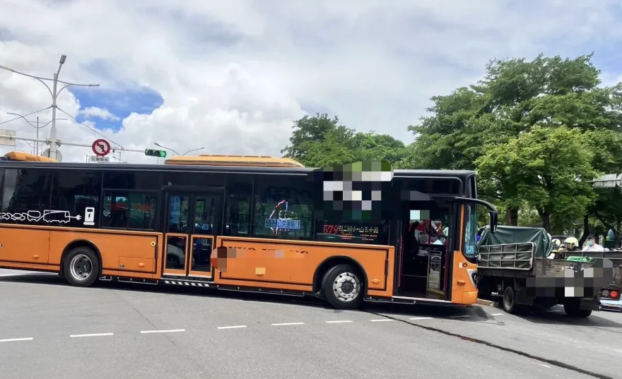 快訊/撞擊瞬間曝！北市小貨車正面對撞公車　駕駛雙腿骨折昏迷送醫