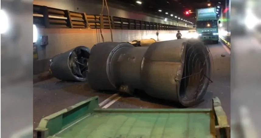 賠慘了！高雄貨櫃車肇事釀大塞車　掀落3台排煙風機修理費1000萬