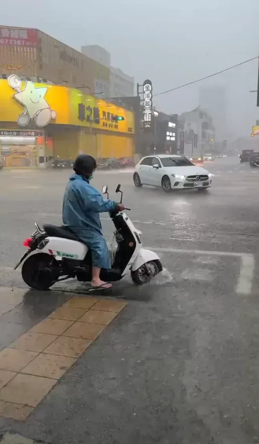 快訊/台南永康一淹再淹！永大夜市雷雨成災　路面慘遭淹沒