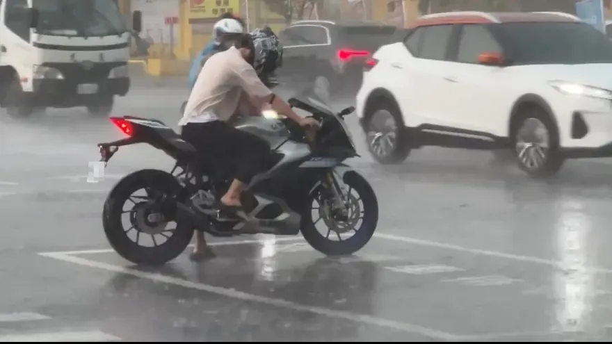 雨彈爆發！台南、嘉義縣發佈淹水警戒　清晨到上午雨勢炸裂
