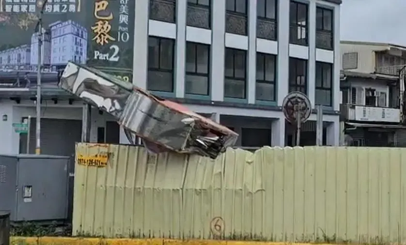 凱米颱風全台鬧事！宜蘭超市招牌不敵強風「硬聲折斷」