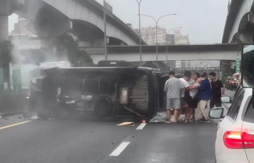 影/颱風天失控？國道1號康寧交流道「休旅車翻覆」　民眾抬出受困男子