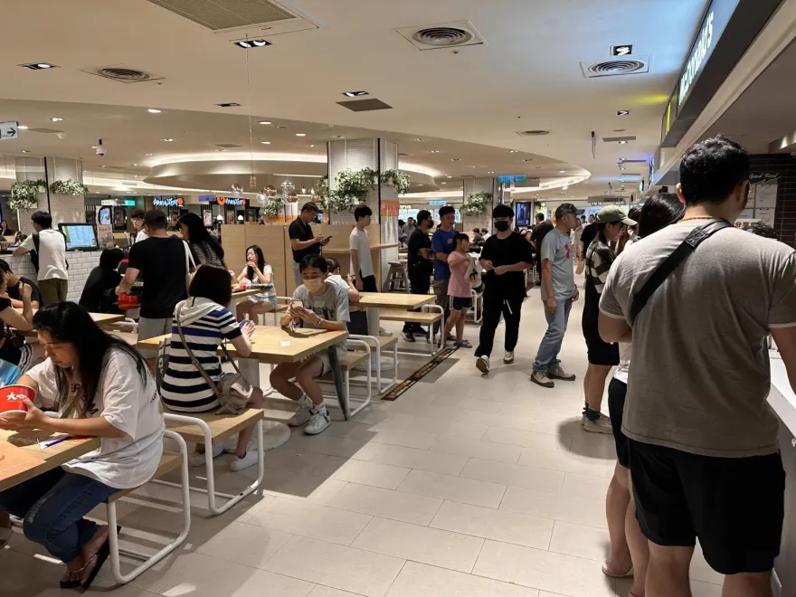 影/颱風天逛街天？台中百貨公司湧覓食人潮　民眾嘆：外送訂不到