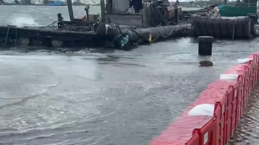 影/雲林箔子寮漁港「海水倒灌」設防汛擋板　張麗善：明續放颱風假機率大
