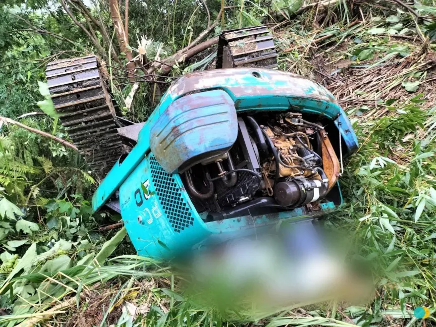 快訊/強颱凱米又惹禍！開挖土機救援受困轎車　三峽區里長遭翻車壓頸搶救無效