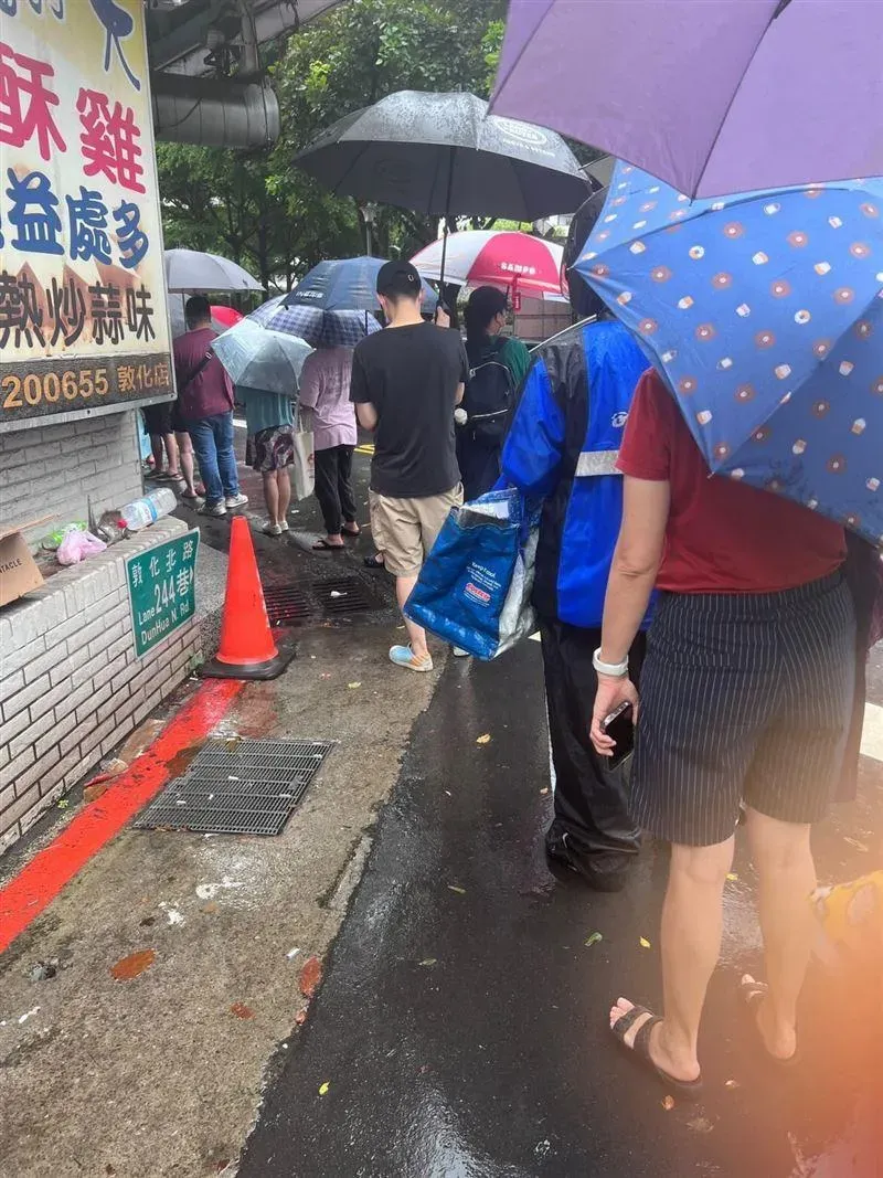 颱風天爆爭議！民眾控「陳耀訓蛋黃酥」不給取消或改單　客服1句話全場炸鍋