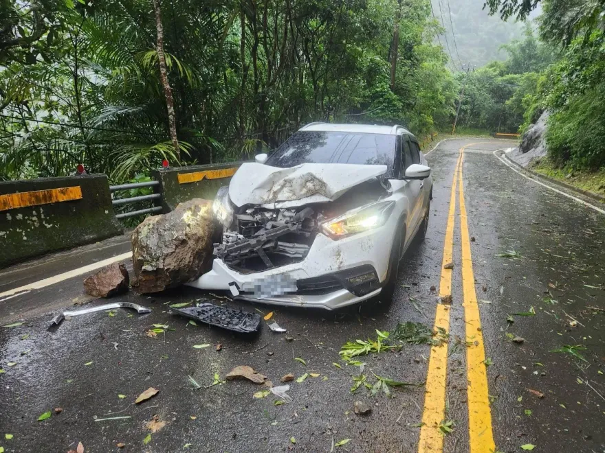 凱米撲台傳災情！山區「巨大落石」砸爛來車　驚悚畫面曝