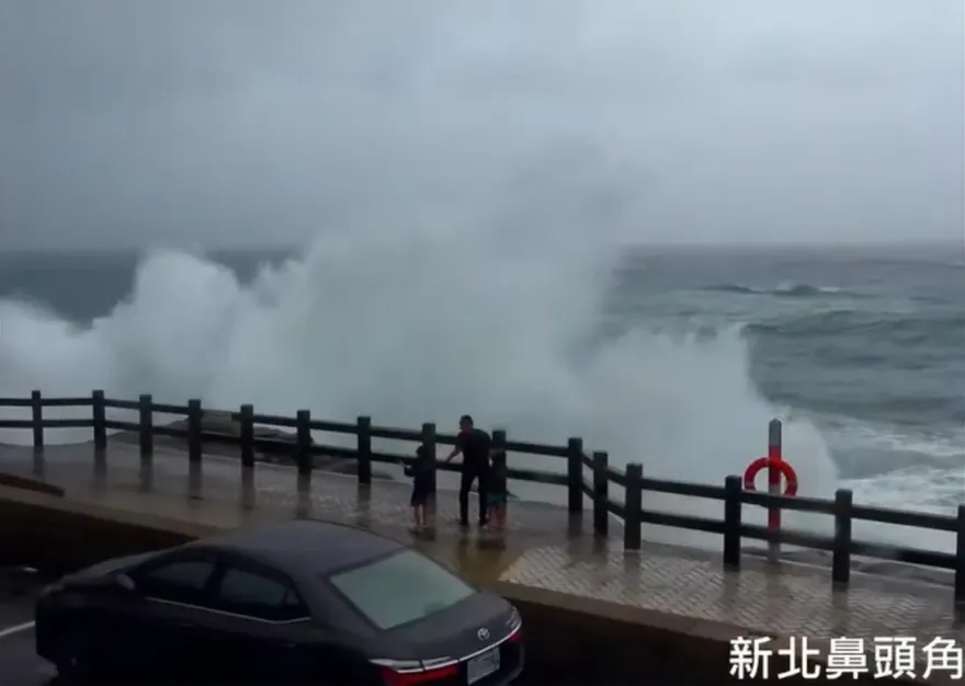 海浪超過護欄！新北爸颱風天帶2孩「近距離觀浪」　網轟：出事別找救援