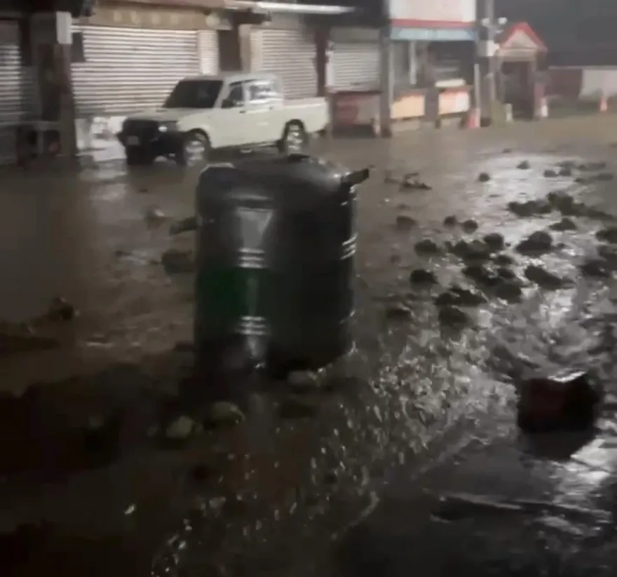 快訊/全家門前有小河「水塔路上漂」！宜蘭南山村聯外道路封慘變孤島