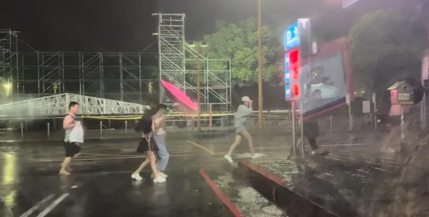 快訊/強颱凱米登陸「羅東夜市風雨直擊」！風雨瞬間強數倍辣妹嚇奔逃