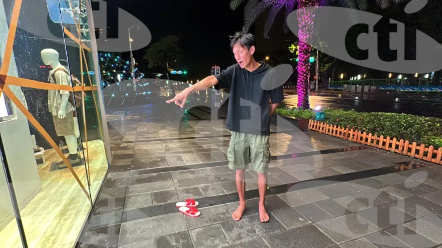 獨/直擊！唐治平颱風夜信義商圈遊蕩　紅白拖脫了又穿頻說「髒東西跟著我」