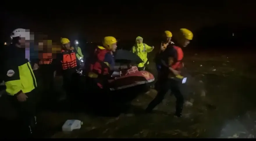 影/三星清洲二路「水深及腰」！警消急馳援救11名行動不便者