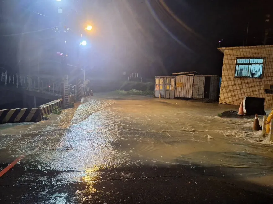 快訊/嘉義人不敢睡！八掌溪溢堤水淹大腿　中颱凱米登陸後雨彈狂炸中南部