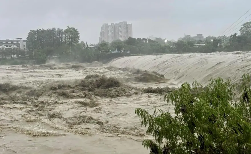 快訊/「凱米」挾帶暴雨八掌溪河面暴漲　滾滾混濁溪水驚人畫面曝