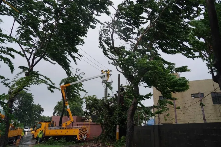 凱米風雨驚人！全台逾45萬戶曾停電 　仍有4萬多戶未復電搶修中