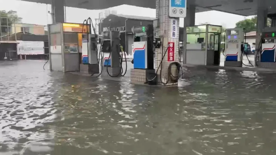 影/台南仁德大淹水！一度淹25公分高　加油站無奈：營業受影響