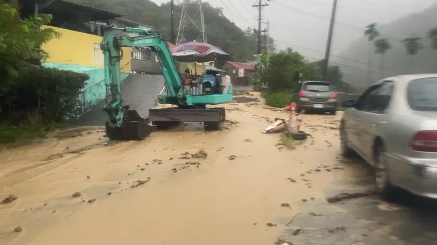 影/凱米豪雨灌南投！南投綠美橋車輛「慘泡水裡」　水里鄉108巷「土石流淹成小溪」