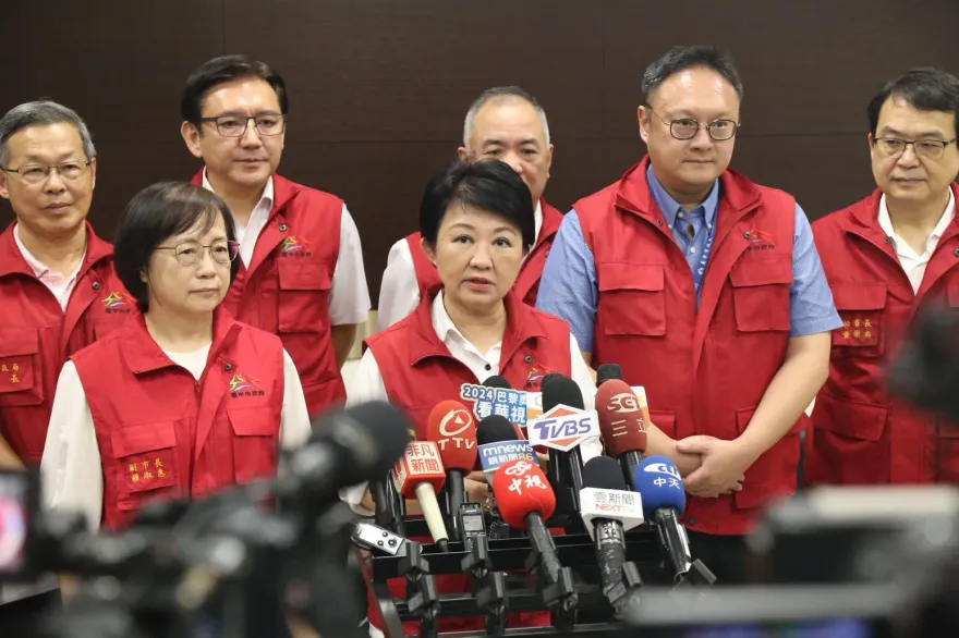 盧秀燕遭圍攻颱風作秀！　葉元之一張「賴神勸童」圖打爆民進黨：無人超越的天花板