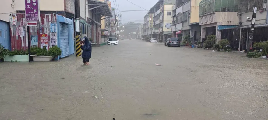 凱米襲台「高雄多地成水池」！受災市民看過來　申請救助一次最高拿10萬