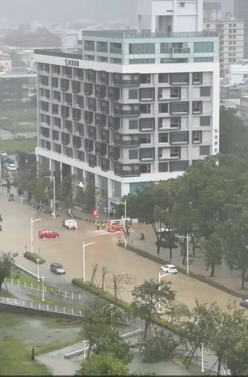 影/凱米豪雨彈狂炸！高美館豪宅區地下室湧泥瀑　「黃河」空拍曝光