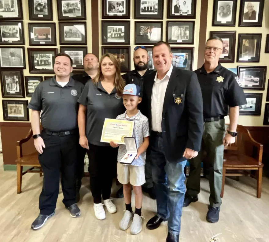 阿公開車低血糖昏迷！10歲男童機警接手方向盤幫停車　英勇行為獲表揚