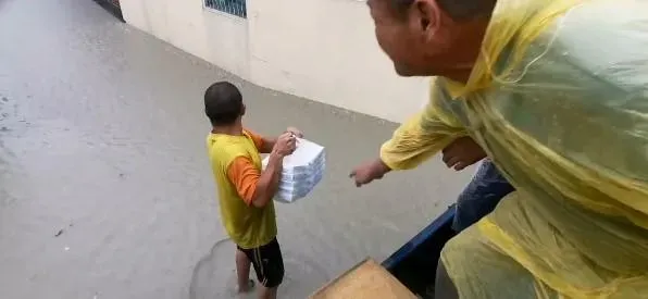 揪甘心！嘉義鹿草洪水圍困　善心企業家擔心「老人家肚子餓」…涉水派送便當