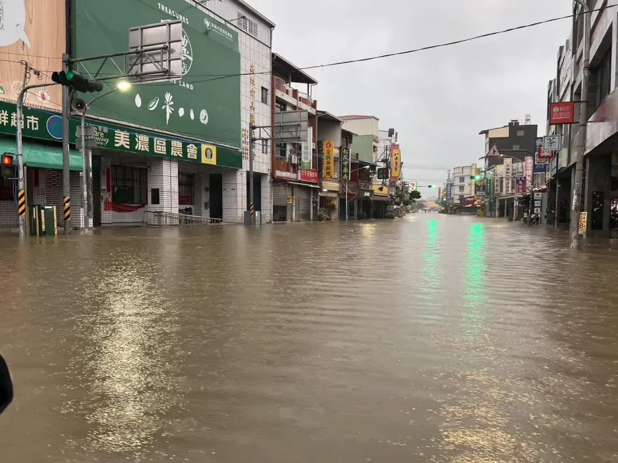 高雄美濃暴雨多恐怖？馬路變黃河　一張「路邊欄杆險滅頂」照看出驚人雨勢